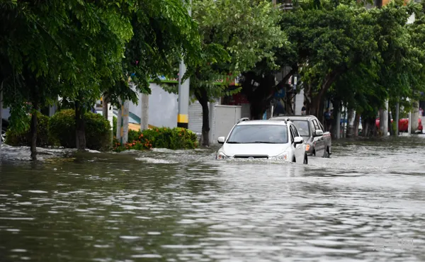 台风为何会带来降雨(台风气流运动示意图)