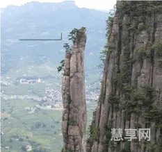 危峰兀立的意思(危峰兀立怪石嶙峋)