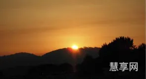 山衔落日浸寒漪是什么意思(落日带烟生碧雾,断霞映水散红光)